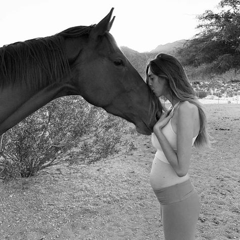 Nicole Granato on Instagram: “There is a tiny little baby growing in my belly and I couldn’t be more in love. Thank you to the love of my life and sweetest soul I have…” Country Maternity, Pictures With Horses, Horse Photographer, Equine Photographer, Maternity Photography Poses, Pregnant Couple, Baby Belly, Photographers Life, Equine Photography