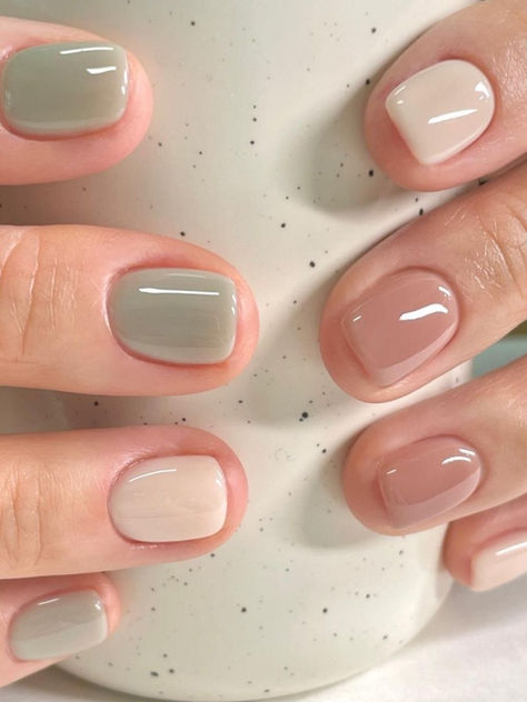 sage green nails: green and brown 2 Color Nail Ideas Short, Summer Beige Nails, Beige Green Nails, Seige Green Nails, Biab Nail Design Holidays, Bridesmaid Nails For Sage Green Dress, Dusty Green Nails, Nails With Sage Green Dress, Spring Bridesmaid Nails