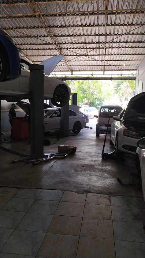 Motorcycle Mechanic Garage, Car In Mechanic Shop, Car Delivery Pictures, Car Repair Shop Design, Mechanic Pictures, Mechanic Workshop, Mechanics Aesthetic, Car Mechanics Garage, Photo Fake