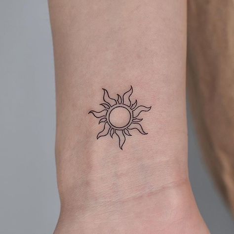 Tato Sun, Tangles Sun Tattoo, Tangled Rapunzel Sun Tattoo, Small Tangled Tattoos, Rapunzel Sun Tattoo, Tangled Inspired Tattoo, Leo Sun Tattoo, Rapunzel Tattoos, Sol Rapunzel