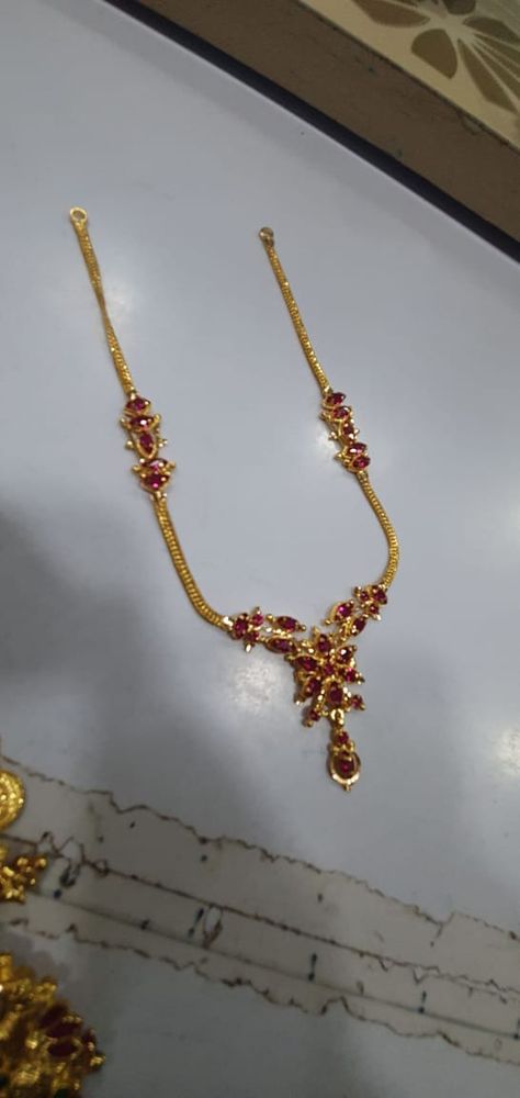 Vanisri Necklace Gold, Kanthi Set Gold, Jigini Designs Gold, Nagaram Pendant, Simple Necklace Gold Indian, 10 Grams Gold Necklace Indian, Pretty Gold Necklaces, Fashion Jewelry Necklaces Gold, New Gold Jewellery Designs