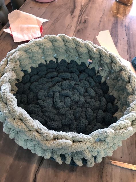 Diy Crochet Cat Bed, Cat Bed Pattern, Bed Cave, Diy Cat Bed, Finger Knitting Projects, Crochet Cat Bed, Finger Crochet, Big Yarn, Hand Knit Blanket