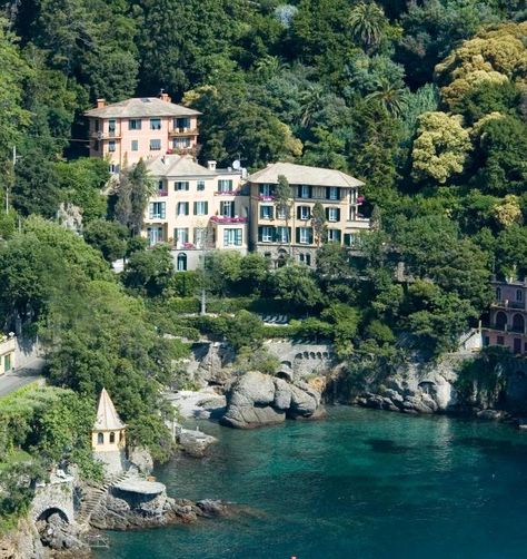 Set right on the seafront in Portofino, Hotel Piccolo Portofino offers a private rocky beach with a bar. Chateau Hotel, Portofino Italy, Liguria Italy, Piano Bar, Cheap Hotel, Cheap Hotels, Honeymoon Destinations, Menorca, Hotel Deals