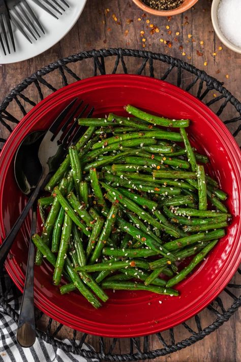 Quick and easy sauteed green beans flavored with sesame oil, garlic, and plenty of seasonings bring life to this 20-minute skillet side - no blanching required! Szechuan Green Beans, Blanching Green Beans, French Green Beans, Crockpot Mac And Cheese, Mexican Chicken Casserole, Blueberry Breakfast Cake, Sauteed Green Beans, Roasted Green Beans, Low Carb Appetizers