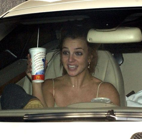 Celebrities Eating Fast Food: Stars Chow Down On The Go (PHOTOS) Celebrities Eating Food, Celebs Eating, Celebrity Eating, Eating Meme, Smoothie Factory, Celebrities Eating, Ray Kroc, Barbecue Restaurant, Eating Fast