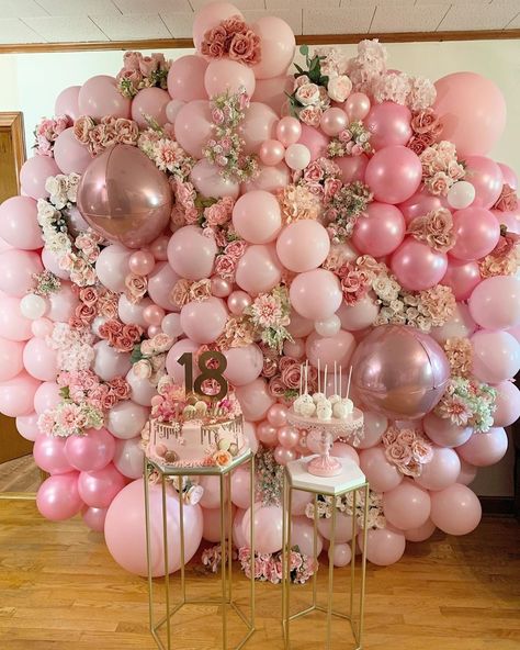 Best balloon Party styling. Amazing Birthday Party decoration, balloon garland. Event ideas #balloons #balloon #Balloonbackdrop #Balloonwall #kidsparty #partyideas #partystyling #decorations #birthdayparty #babyshower Balloon Wall Backdrop, Flowers Balloons, Deco Ballon, 40th Birthday Party Decorations, Round Arch, 21st Birthday Decorations, Balloon Installation, Rose Gold Party, Birthday Balloon Decorations