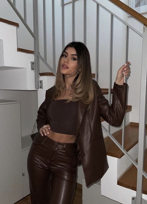 Brown Leather Pants Outfit, Leather Top Outfit, Night Outfits Winter, Winter Fashion Looks, Cold Outfit, Dark Brown Leather Jacket, Brown Leather Pants, Leather Pants Outfit, Long Hair Color