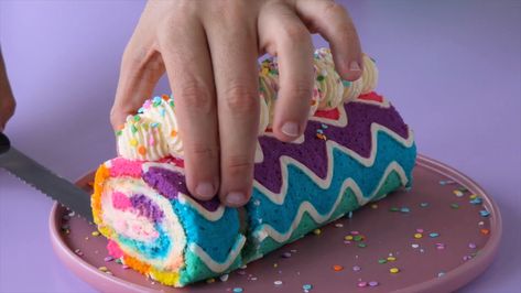 Spiral Sugar Cookies, Jelly Roll Cake, Swiss Roll Cakes, Easter Party Food, Swiss Roll Cake, Make A Rainbow, Cake Roll Recipes, Rainbow Food, Swiss Roll