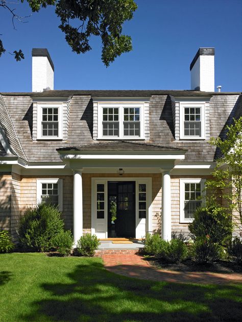 West Chop Cottage - Patrick Ahearn Architect Shingle Cottage, White Cottage Kitchens, Entry Remodel, New England Decor, Patrick Ahearn Architect, Patrick Ahearn, Ranch Exterior, Shingle Style Homes, Gambrel Roof