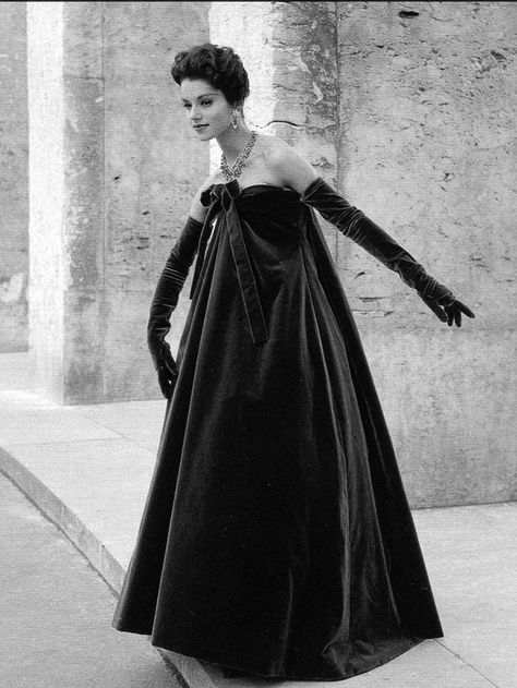 Svetlana in velvet evening gown and opera-length gloves by Yves Saint Laurent for Dior, photo Willy Maywald, 1958 Velvet Evening Gown, Jacques Fath, Vogue Vintage, Ysl Saint Laurent, House Of Dior, Dior Collection, Glamour Vintage, 1960's Fashion, Dior Vintage