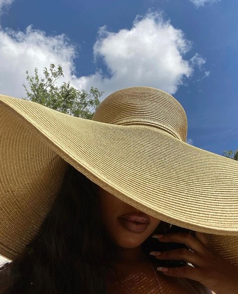 Vacay Pictures, Big Sun Hat, Woman On Beach, Greece Outfit, Nude Outfits, Hat Aesthetic, Hawaii Outfits, Sky Background, Pic Pose