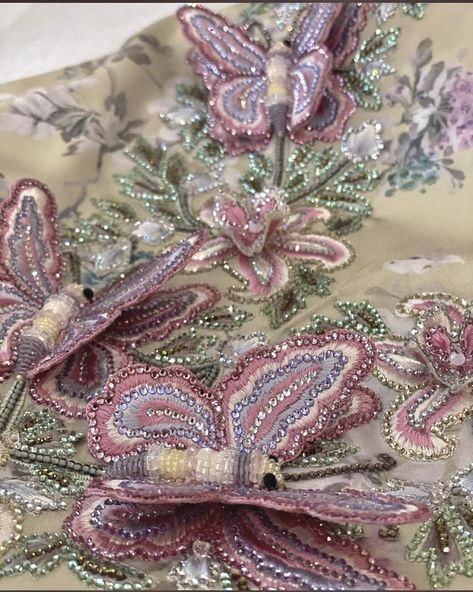 3d Handwork Embroidery, Cutdana Work Embroidery Blouse, 3d Work Embroidery Blouse, Renda Kebaya, Detail Couture, Embroidery Fashion Detail, Hand Beaded Embroidery, Bead Embroidery Tutorial, Hand Embroidery Patterns Flowers