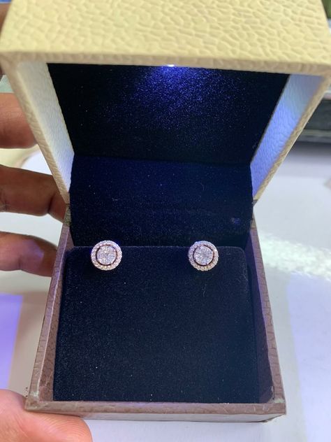 Diamond Earrings In Box, Bahu Begum, Gold Earrings Studs Simple, Tops Earrings, Big Earrings Gold, Simple Gold Earrings, Diamond Bracelet Design, Gold Earrings Models, Gold Bangle Set