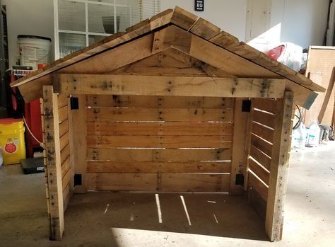 Nativity Stable Diy Outdoor Pallets, Nativity Stable Diy Outdoor, Diy Nativity Stable Outdoor, Live Nativity Scene Ideas, Pallet Nativity, Diy Manger, Christmas Nativity Scene Diy, Scene Diy, Nativity Scene Diy