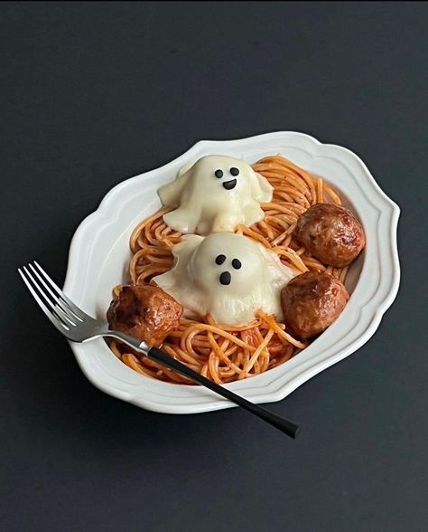 Halloween Meatballs, Spooky Dinner, Halloween Lunch, Meatball Pasta, Fun Halloween Food, Halloween Food Treats, Kawaii Cooking, Halloween Dinner, Halloween Snacks