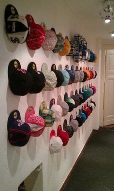 Are you a fan of baseball hats? Snapbacks? Or any other cool caps? You'll definitely love this idea on organizing your caps. Have a look! Tags: snapback, baseball hats, hat organizing, hat rack ideas, DIY hat display, DIY hat rack, hat display ideas Hat Hanging Ideas, Diy Hat Display, Baseball Hat Display, Display Rack Ideas, Baseball Hat Storage, Hat Rack Ideas, Wall Hat Racks, Baseball Hat Racks, Baseball Caps Storage