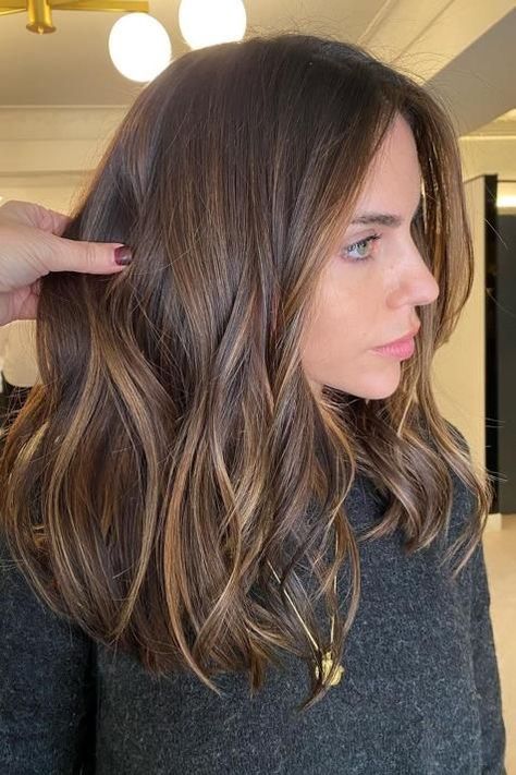 Short Brown Hair Ideas For Summer, Highlights Brown Hair No Bleach, Baby Lights Caramelo, Brown Hair Babylights, Brunette Hair With Babylights, Ideas De Pelo, Lowlights And Highlights, Color Castaño, Brown Hair Inspo