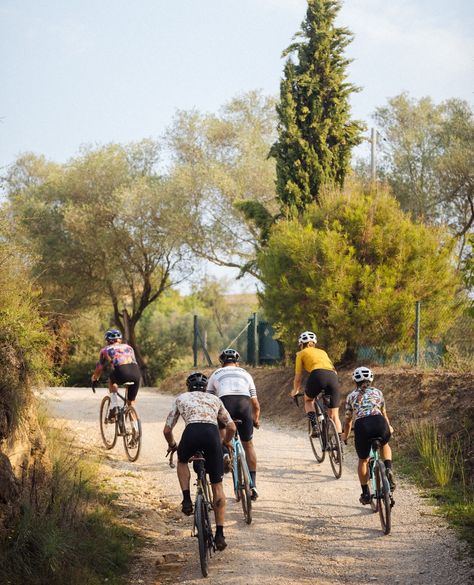 🍁Summer is over. The warm light of autumn works its way. Ideal time to get together with friends and enjoy a brunch at @rocacorbafoodtruck - Check out the new NATURE fall collection, you’ll love it! #rocacorba #rocacorbaclothing #rocacorbafoodtruck #gironacycling #cyclinglife #brunch #cycling Cycling Photography Photo Ideas, Cycling Photoshoot, Autumn Cycling, Cycling Nutrition, Biking Tips, Nature Fall, Travel Project, Cycling Club, Cycling Photography