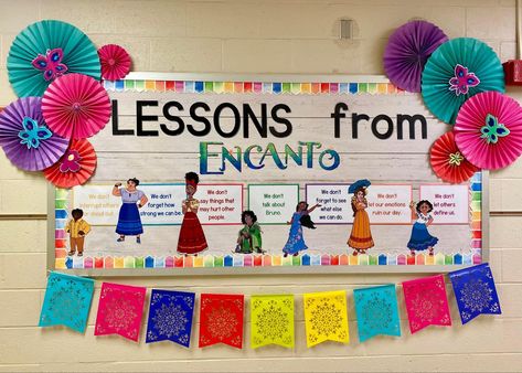 Disney Bulletin Boards, Hispanic Heritage Month Bulletin Board, Hispanic Heritage Month Crafts, Classroom Designs, Colorful Bulletin Boards, Hispanic Heritage Month Activities, Heritage School, Kindergarten Bulletin Boards, Spanish Classroom Decor