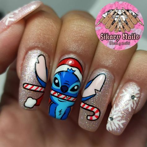 Nail art Stitch Navideño Manicure Stitch, Stitch Christmas Nails, Christmas Inspired Nails, Unusual Nail Designs, Nail Noel, Disney Christmas Nails, Minion Nails, Nail Art Noel, 2023 Nail