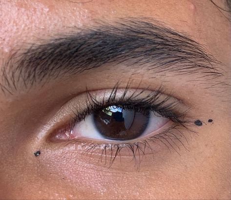 Eyeliner Dots Makeup, Male Makeup Aesthetic, Cute Eyeliner Ideas, Hippie Makeup Looks, Dot Eyeliner, Straight Eyeliner, Eyeliner Art, Eye Dots, Point Eyeliner