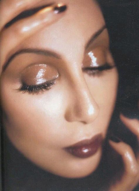 Cher-makeup by Kevyn Aucoin Kevyn Aucoin Making Faces, Cher Makeup, Look Disco, Cher Photos, Glossy Lids, 70s Makeup, 70s Glam, 90s Makeup, Making Faces