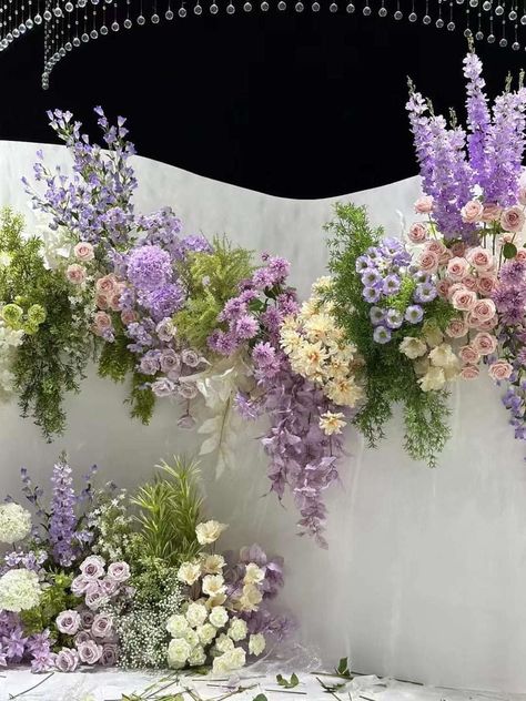 Lavender Stage Decoration, Alternative Wedding Centerpieces, Purple Hanging Flowers, Pelamin Idea, Purple White Wedding, Green Event, Floral Arch Wedding, Wedding Hall Decorations, Flower Installation