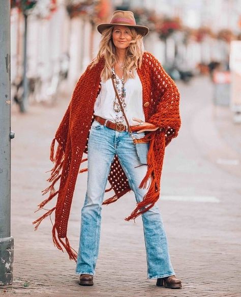 ❀ Yvon ❀ Boho Queen en Instagram: “Most asked QUESTION; How to dress bohemian when it gets colder?⁠ And I totally understand! Even for me, it's sometimes difficult to find…” Bohemian Autumn, Boho Winter Outfits, Boho Queen, Stile Boho Chic, Look Boho Chic, Boho Chique, Ethno Style, Mode Hippie, Looks Country