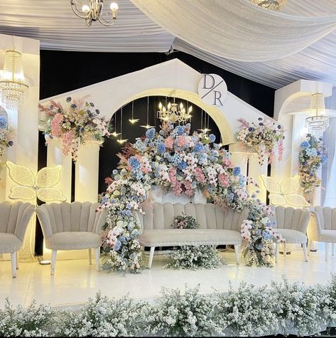 Wedding Gaun, Dekor Lamaran, Wedding Reception Layout, Reception Layout, Kebaya Dress, Wedding Planning Decor, Decor Wedding, Wedding Decoration, Pre Wedding