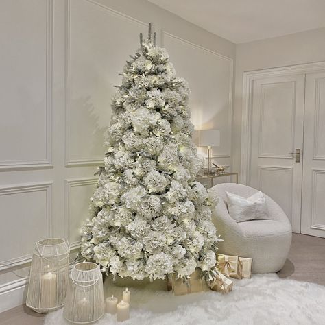 Hydrangeas On Christmas Tree, Christmas Tree With Hydrangeas, Hydrangea Christmas Tree, Alternative Christmas Tree Ideas, Hydrangea Christmas, Single Stem Flower, Flower Christmas Tree, Frosted Garland, Christmas Tree Flowers