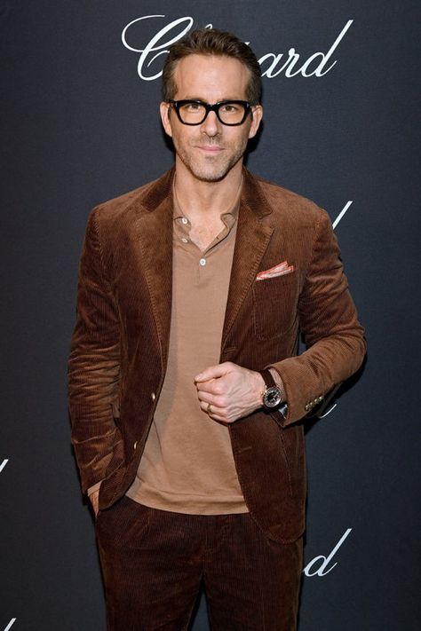 Camel Blazer Outfit Men, Brown Corduroy Blazer Outfit, Corduroy Blazer Outfit Men, Corduroy Blazer Outfit, Ryan Reynolds Style, Camel Blazer Outfit, Brown Corduroy Blazer, Celebrity Men, Camel Blazer