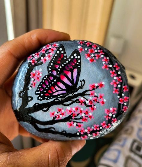 painting rocks! | Facebook Rock Paint Butterfly, Paint Butterfly, Painting Rocks, Butterfly Painting, Rock Painting Designs, Painting Designs, Mandala Painting, Rock Painting, Creative Ideas