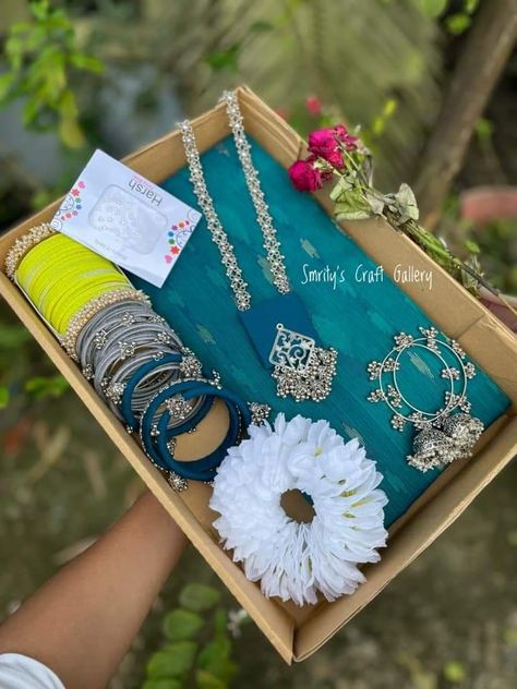 ©️smrity's craft gallery Ig Questions, Bridesmaids Saree, Creative Mind Map, Wedding Gift Hampers, Wedding Platters, Trousseau Packing, Birthday Room Decorations, Wedding Gift Pack, Creative Wedding Gifts