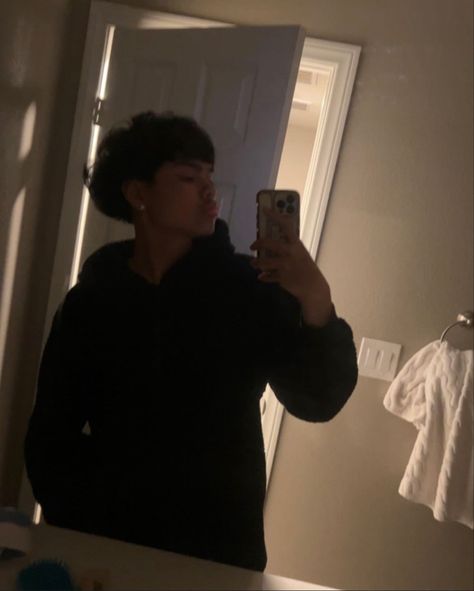 Guys Instagram Pictures, Edgar Mexican Boys, Mexican Teen Boy, Pfp Poses, Snaps To Make A Guy Jealous, Curly Heads Boys Hispanic, Boys With Black Hair, Hispanic Boys, Guy Pfp