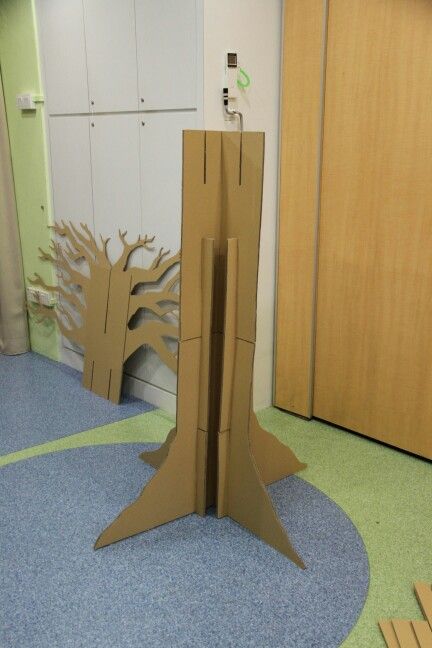 Cardboard Tree, Christmas Props, Fruit In Season, Tree Stand, A Tree, Trees To Plant, Christmas Decorations, Wood, Wall