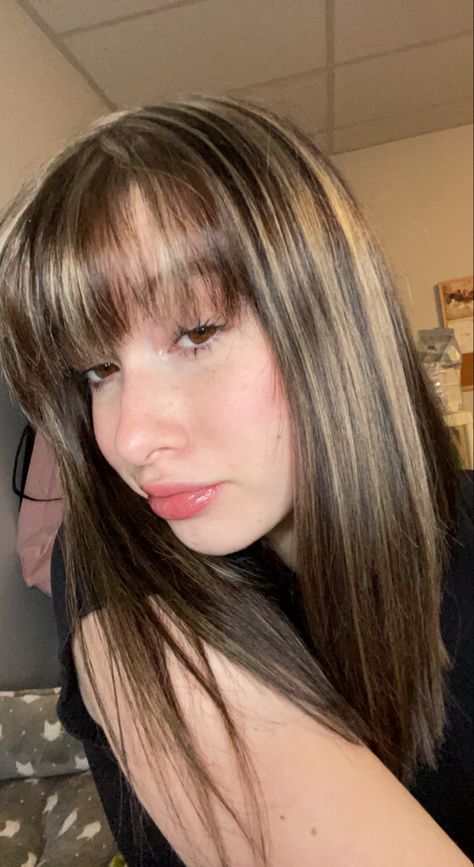 Bangs With Layers And Highlights, Highlights And Bangs Brunettes, Fringe Bangs With Highlights, Highlights In Bangs Only, Brown Hair With Highlights And Fringe, Brunette Highlights With Bangs, Caramel Highlights With Bangs, Highlights With Wispy Bangs, Blonde Highlights On Dark Hair With Bangs