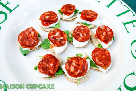 Easy chorizo canapes recipe suggestion; chorizo and mozzarella contrast each other perfectly. The rocket leaves finish off the pretty red, white and green effect. Rocket Recipes, Chorizo Appetizer, Eurovision Party, Canapes Recipes, Christmas Buffet, Mozzarella Recipes, Tapas Recipes, Buffet Ideas, Cold Appetizers