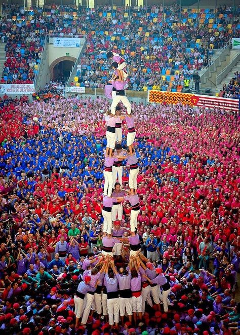 Human Pyramid, Spanish Festivals, Tarragona Spain, Spain Summer, Spanish Holidays, Awesome Artwork, Catalonia Spain, Iberian Peninsula, Spanish Culture