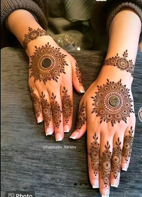 Mehendi Designs Mandala, Back Hand Mehndi Designs Unique, Simple Mandala Mehendi, Mahanadi Design, Circle Mehndi Design, Henna Tattoo Designs Hand, Latest Henna Designs, Simple Henna Tattoo, Mehndi Designs For Kids