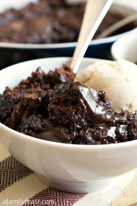 Hot Fudge Pudding Cake - This outrageously good chocolate fudgy cake couldn't be any easier! Hot Fudge Pudding Cake, Hot Fudge Pudding, Fudge Pudding Cake, Fudge Pudding, Keto Pudding, Fudgy Cake, Malva Pudding, Chocolate Cobbler, Cheesecake Vegan