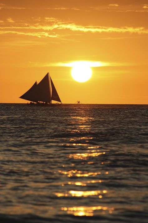 Boracay Sunset, Sunset Watching, Building On Fire, Boracay Philippines, Wallpaper Beach, Random Photography, Beach Pics, Boracay, Boy Pictures