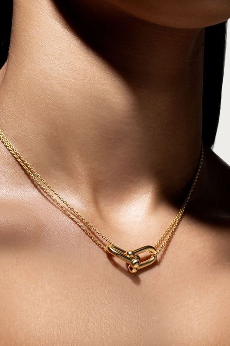 Tiffany And Co Necklace Gold, Tiffany And Co Necklace, Jewelry Photoshoot, Detailed Jewelry, Jewelry Accessories Ideas, Jewelry Design Earrings, Summer Necklace, Minimal Jewelry, Jewelry Lookbook