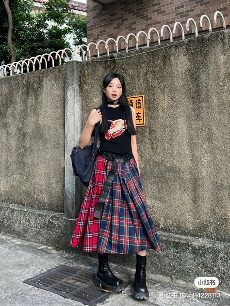 Long Plaid Dress Outfit, Punk Plaid Skirt Outfit, Plaid Maxi Skirt Outfit Grunge, Masc Fem Outfits Aesthetic, Tartan Maxi Skirt Outfit, Long Red Plaid Skirt Outfit, T Shirt Long Skirt Outfit, Long Plaid Skirt Outfit Grunge, Plaid Red Skirt Outfit