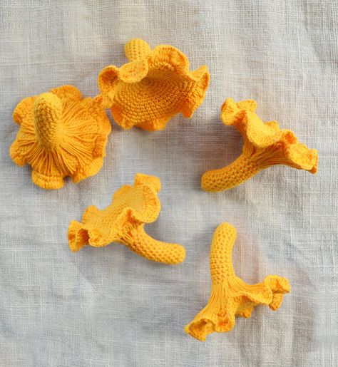 Crochet Chanterelle Pattern Free, Crochet Chanterelle Mushroom, Knit Mushroom Pattern, Mushroom Knitting Pattern, Free Mushroom Crochet Pattern, Free Crochet Mushroom Pattern, Crochet Fungi, Crochet Mushroom Garland, Mushroom Crochet Pattern Free