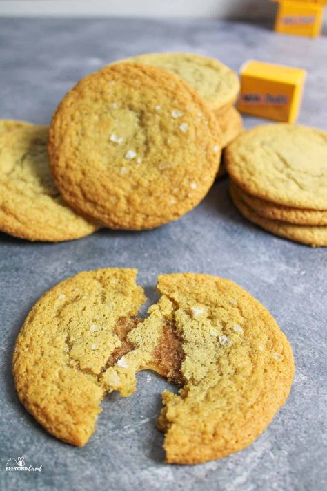 Looking for a fun way to use up leftover Halloween candy or create a chocolate caramel treat from scratch? These milk dud stuffed cookies are so easy and fun to make! With just a simple cookie dough and real caramel candies you can melt and hide a gooey and chewy caramel center in every chewy flat cookie. Top it with some flaky salt and enjoy the best treat ever! Flakey Salt, Milk Duds, Caramel Treats, Leftover Halloween Candy, Gooey Cookies, Cookie Do, Caramel Candy, Flaky Salt, Chocolate Caramel