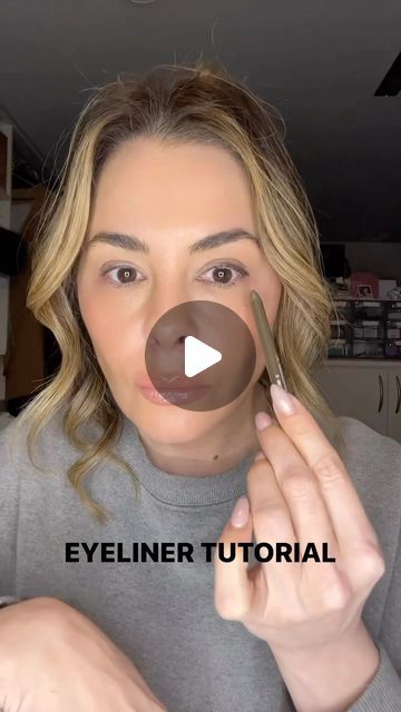 Erica Taylor on Instagram: "EYELINER TUTORIAL #eyeliner #liquideyeliner #dosanddonts #over40 #eyelinertutorial #eyeliners #makeuphacks #makeupover40 #cateye #wingedliner" How To Apply Eyeliner Over 40, Diy Cat Eye Eyeliner, Cat Eye Over 40, Winged Eyeliner Over 40, How To Apply Eyeliner To Waterline, Cat Eye Hooded Eyes Winged Liner, Easy Way To Do Eyeliner, Eyeliner Over 50 How To Apply, Waterline Eyeliner Tutorial