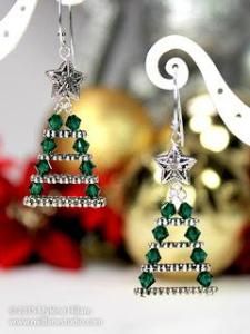 Jewelry Craft Ideas - Pandahall.com Anting Manik, Evergreen Christmas, Crystal Christmas Tree, Tree Earrings, Navidad Diy, Christmas Tree Earrings, Beaded Christmas Ornaments, Twelve Days Of Christmas, Christmas Bead