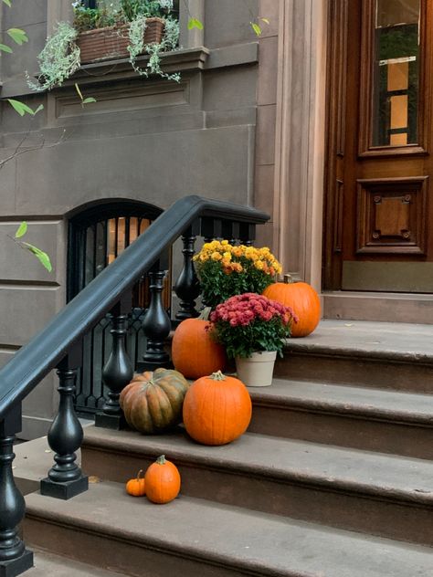 Pumpkins, carrie bradshaw apartment, nyc, new york, fall, autumn, halloween, halloween decorations, fall vibes, nyc fall, New York Aesthetic November, Fall Nyc Aesthetic, New York City Fall Aesthetic, Autumn In Nyc Aesthetic, Autumn In New York Wallpaper, Halloween In Nyc Aesthetic, Nyc In The Fall, New York Halloween, How To Hang Garland On Mantel