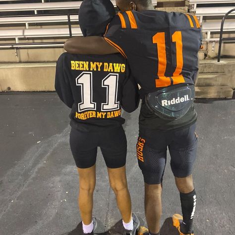 Gf Wearing Bf Jersey, Football Hoodies For Girlfriends, Football Girlfriend Shirts, Games Outfits, Nfl Wives, Football Hoodies, Football Girlfriend, Shirt Tutorial, Go Best Friend