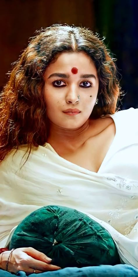 Alia Bhatt In Gangubai, Gangubai Kathiawadi, 4k Wallpaper Android, Aliya Bhatt, Alia Bhatt Photoshoot, Saree Photos, Hd Wallpaper 4k, Indian Photoshoot, Wallpaper Iphone Wallpaper